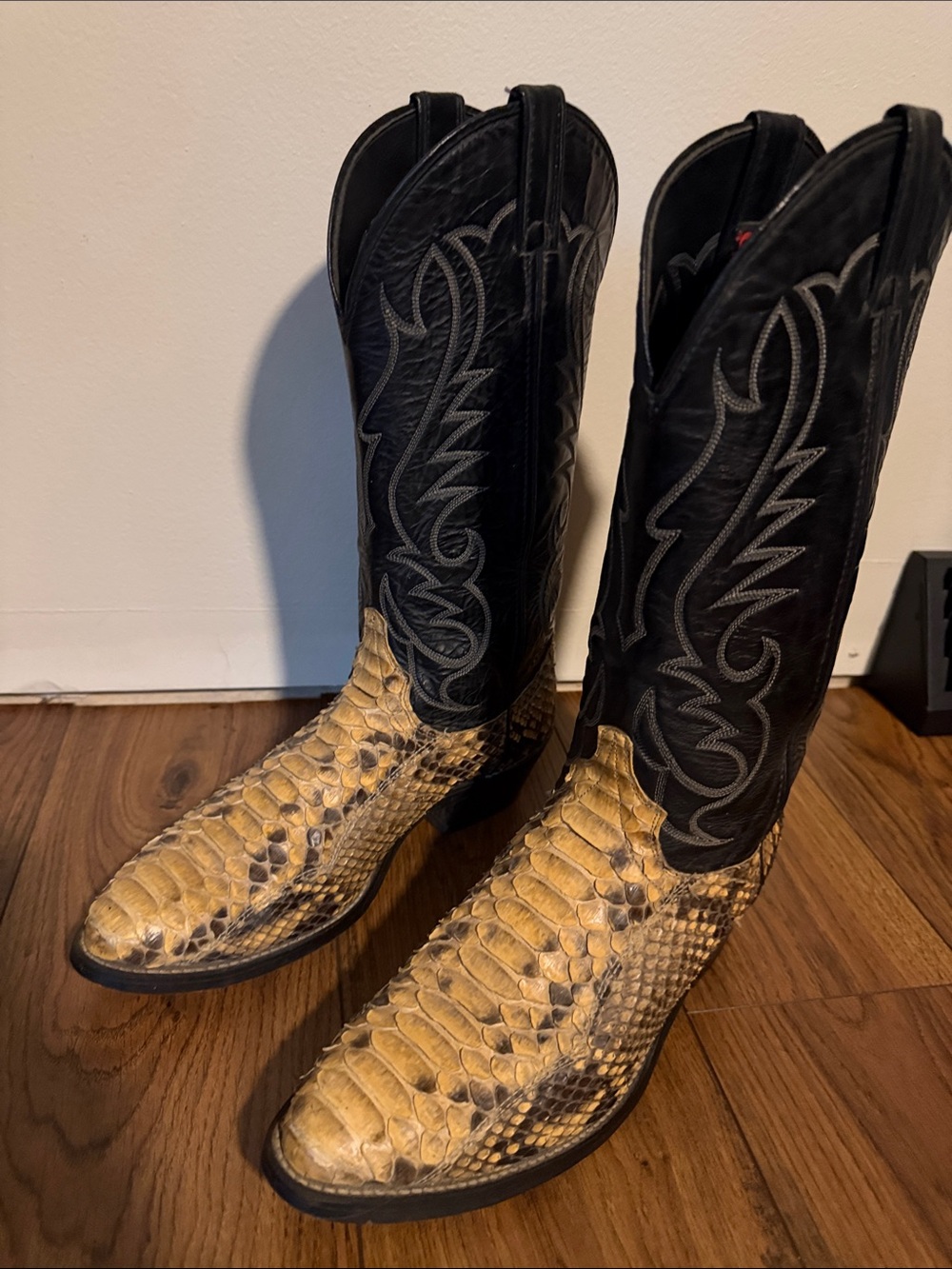 Laredo Vintage Exotic Snake Skin Western Boots in Black and Cream men’s 9D -USA